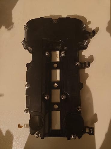 mercedes mator: Bu, avtomobil mühərriki üçün qara rəngdə klapan qapağıdır. Üzərindəki — 4