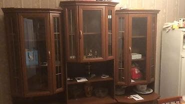 Klassik üslubda bərk ağac tonlarında vitrinalı bufet-divan komplekti