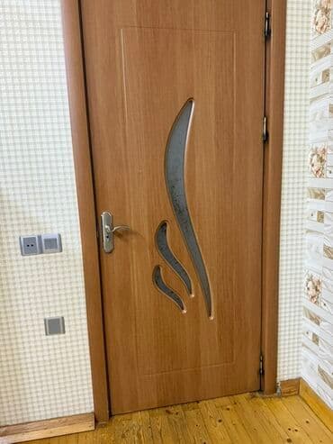 3qapi 100manat,1inde bir az qopma var 2yaxshi veziyyetdedi