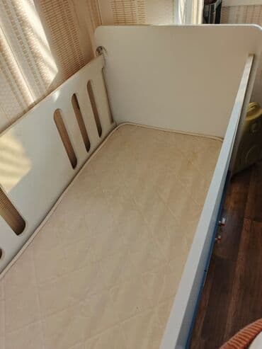 детские кроватки с комодом: Для девочки и мальчика, Б/у, Четырехугольная, Колыбель, Без бортиков, С матрасом, Без механизма качания — 2