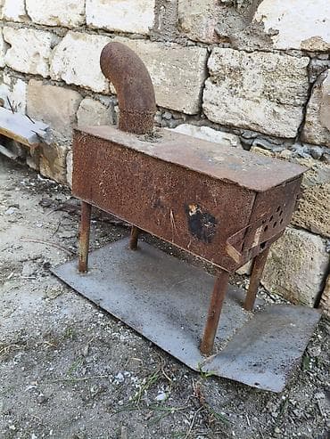 demirler: Metaldan hazırlanmış kiçik ölçülü odun/kömür sobası,normal — 2