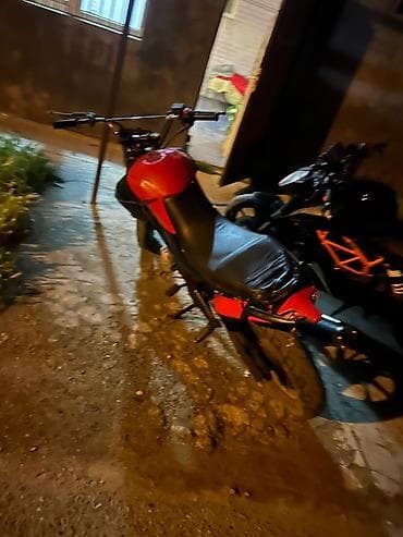 teze tekerler: Sənədsizdi! Moped/motosiklet – küçə/siti üslublu, qırmızı-qara rəng — 4