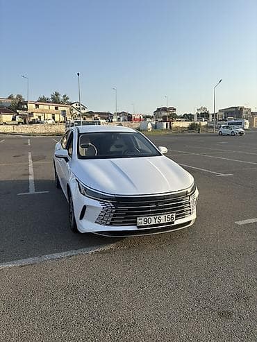 disk teker type 1: Ağ rəngli müasir sedan Xüsusiyyətlər: - Geniş xrom detalı olan iri ön — 1