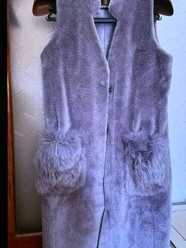 женские меховые жилеты: Uzun xəz jilet – boz/tonlarda, qolsuz, dizə yaxın uzunluqda. Yumşaq — 2