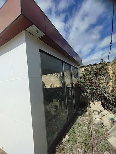 Alüminium kompozit panel və böyük şüşə vitrinlərlə yığılmış müasir