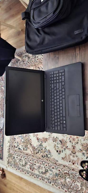 "HP" model noutbuk. Zaryadka saxlamır. Normal işləyir. İşləməyində