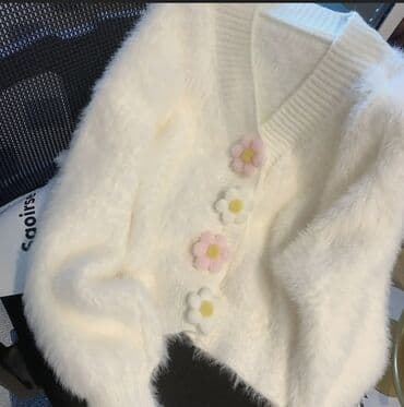 Məhsul: Yumşaq tüklü kardiqan Rəng: Krem/ağ 30₼ alınıb təzədi 15₼
