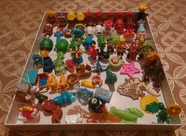 oyuncaq qatarlar: Müxtəlif formalı və rəngli oyuncaq fiqurların kolleksiyası. Bura — 2