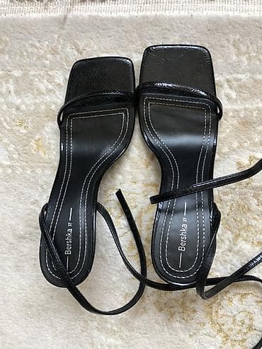 Basanoşka və səndəllər: Bershka qadın sandaleti - Rəng: qara, laklı effekt - Model: nazik — 1