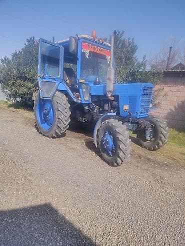 Belarus MTZ tipli mavi traktor - Ön ötürücülü (4x4) konstruksiya –