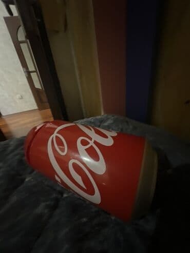 Oyuncaqlar: Coca-Cola bankası formasında qırmızı rəngli, yumşaq doldurulmuş