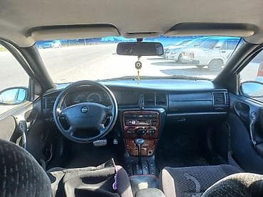 Opel sedan – avtomatik transmissiyalı, qaz-benzinlə işləyən versiya