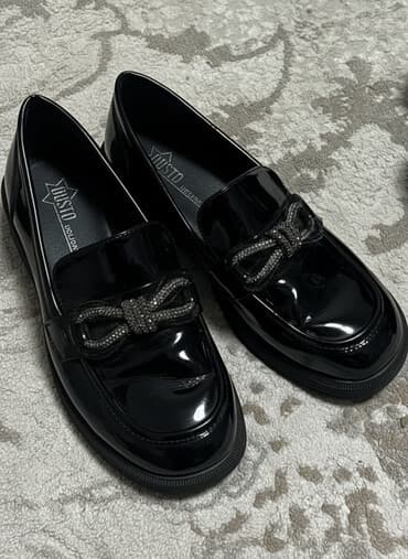 puma fenty qadın krossovkaları: Qara laklı qadın lofyerləri – Dusto Holiday - Material: parlaq laklı — 1