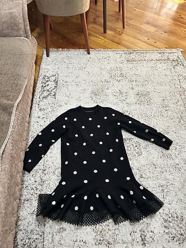 Qara rəngli, ağ xallı qadın paltarı - Model: Uzunqollu, dairəvi