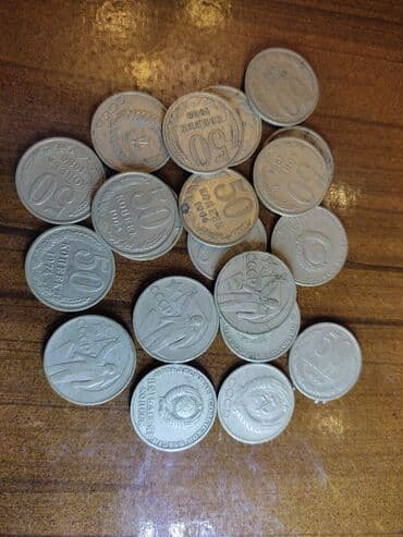700 manat nece rubldu: Sovet 50 qəpikləri - 25 ədəd; 5 ədəd Lenin olan. 25AZN Sovet 15 — 2
