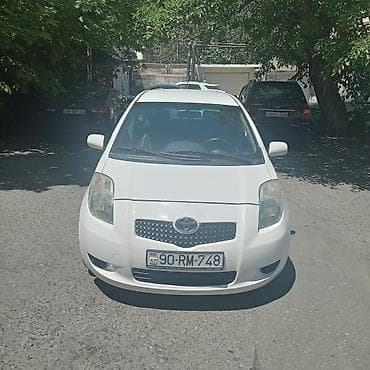yaris: Toyota Yaris 5 qapı, ağ rəngdə hatchback. Mühərrik və texniki — 9