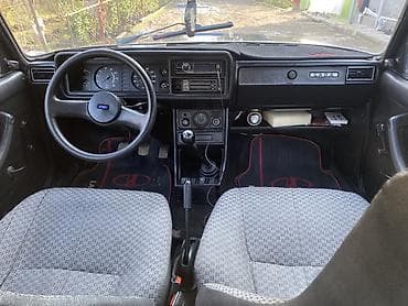 chevrolet volt salon: LADA 2107 sedan – klassik dizaynlı, qara rəngdə. Xüsusiyyətlər: - — 6