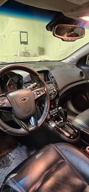 daxili kredit maşın: Chevrolet Cruze sedan – gümüşü rəng. Xüsusiyyətlər və detallar: - — 7