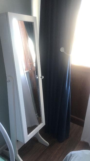 konputer masası: Ağ rəngdə, sərbəst dayanan güzgülü zərgərlik şkafı - Ön hissə tam — 1