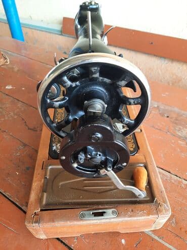 qedimi servizler: Mexaniki tikiş maşını – əl fırladıcı qolu ilə - Korpus: qara lak — 2
