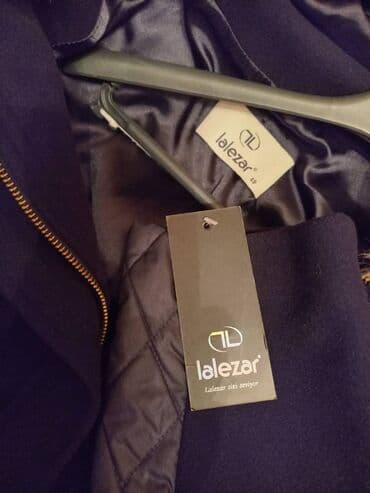 jaketler qadin ucun: Qara rengde palto 46-48 razmer. Dekorativ mexli kapyuşonla. Tikilişi — 2