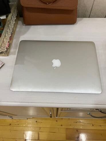 чехол для айпад: Gümüşü rəngli MacBook Air noutbuk, minimal və müasir dizaynı ilə — 2