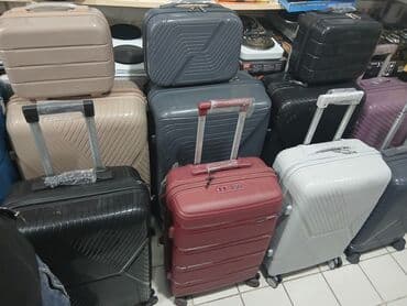 Sərt korpuslu səyahət çamadanları və kosmetik çantalar dəsti -