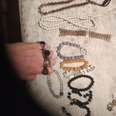 qizil halqa qolbaqlar: Diqqət . üzüklərbpyük barmaqlar ücündür, 2iyarətdən gəlib. Qolbaqlar — 4