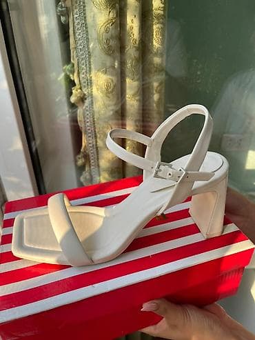 Basanoşka və səndəllər: Ağ rəngli qadın sandal modeli - Dizayn: Minimalist və zərif kvadrat — 1