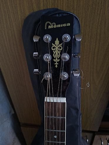 gitara simleri: Akustik gitar. 4/4. Sadəcə 1 simi qırıqdı, başqa heçbir problemi — 3