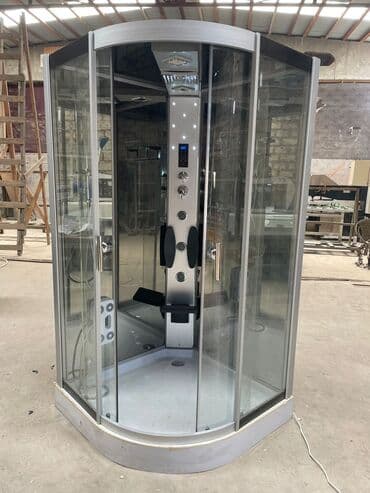 Şüşə divarlı, oturacağı və idarə paneli olan duş kabinəsi. Həm rahat