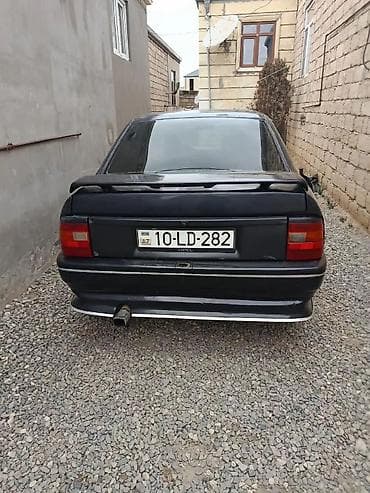 Аксессуары и тюнинг: Opel sedan, qara rəng. Nömrə: 10-LD-282 (AZ). - Kuzov: 4 qapı, arxa — 3