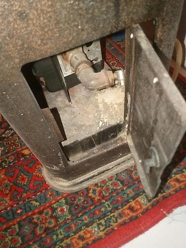 Baklar və çənlər: Qaz sobası (qaz peçi) – döşəmə tipli, ön şüşə paneli və metal korpusu — 1