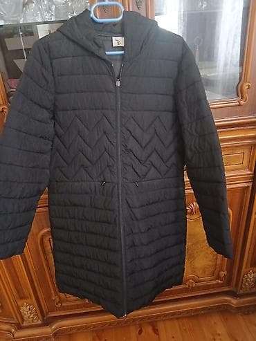 Qadın uzun gödəkçə 40 - Rəng: qara - Model: kapüşonlu, uzun kəsim -