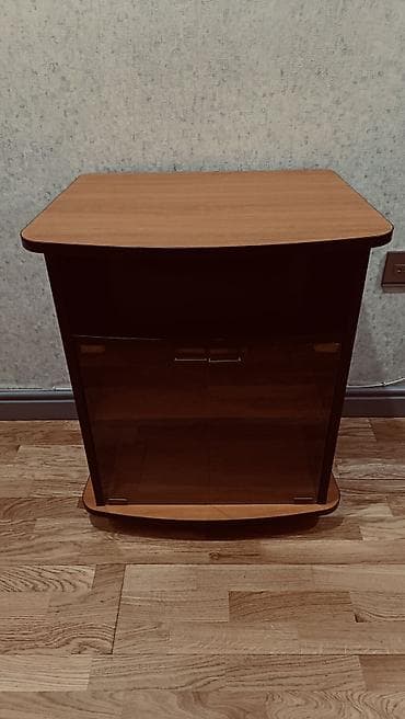 stend: İşlənmiş, Düz TV altlığı, Polkalı, Şüşəli, Azərbaycan — 1