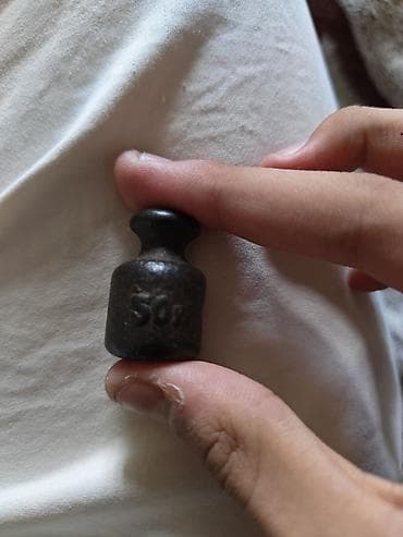Alətlər: Dəqiq ölçmələr üçün klassik metal çəkid. Üzərində “50 g” işarələnib — 1