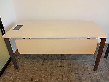 kombi ehtiyyat: Ofis mebeli dəsti - Masa: Açıq ağac tonlarında iş masasını təqdim — 2