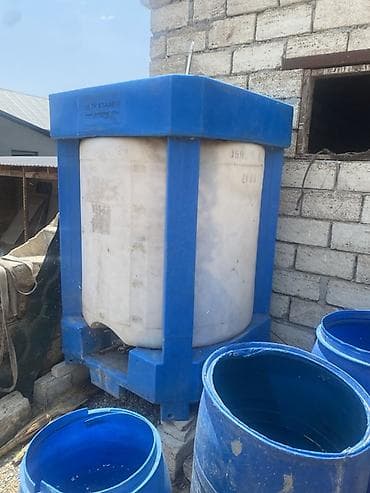 Baklar və çənlər: Sənaye tipli IBC çən – ULTRATAINER - Tutum: təxmini 1000 litr — 1