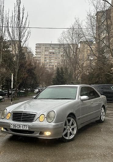 Mercedes-Benz E-Class: 3.2 l | 2000 il Sedan