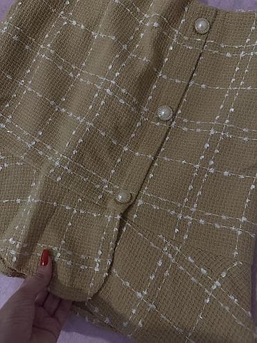 stringer alt geyimi: Bej rəngli mini ətək – tweed fakturalı parça, ağ xətlərlə dama naxışı — 3