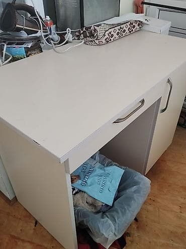 masa kafe: Ağ rəngli kompakt iş masası - Material: Laminat örtüklü MDF/taxta — 1