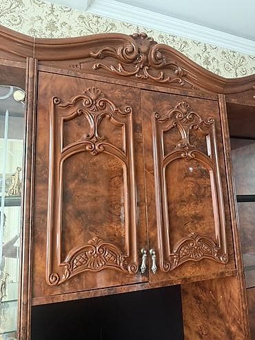 qapi setkalari: Klassik üslubda iri ölçülü qonaq otağı “stenka”sı. - Material: taxta — 2