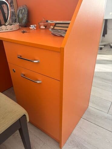 Narıncı rəngli resepsiyon/qarşılama stolu - Material: Laminat/MDF