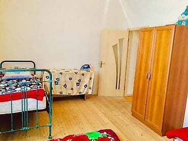 дом с цокольным этажом и гаражом: 3 otaqlı ev – mebel və texnika ilə - Geniş mətbəx: qırmızı-ağ rəngli — 2