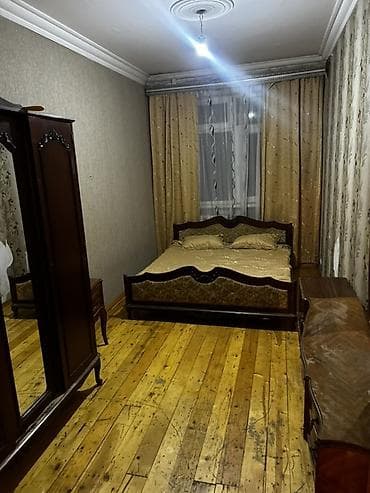 Mənzil Sabunçu rayon İcra Hakimiyyətinin arxasında yerləşir. 2 otaqdan — 3