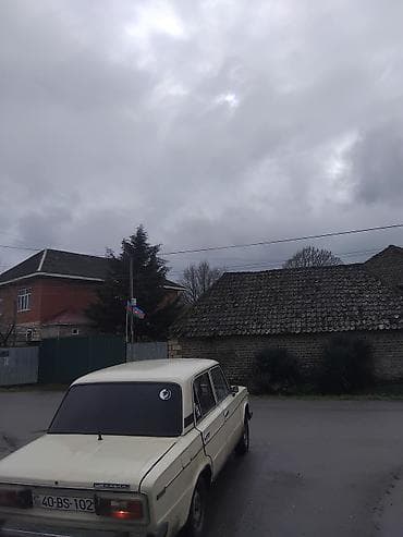 Motonəqliyyat: VAZ 2106 sedan - Kuzov: beşqapılı sedan, açıq bej rəng - Mühərrik — 7