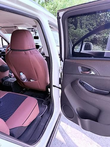 mtz 80 tractor: Chevrolet Orlando, ağ rəngli, geniş ailə miniveni/SUV. Güclü və — 2