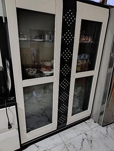 Şüşəli dolab vitrini, Ünvandan götürmə