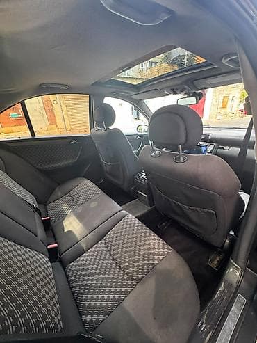 audi a6 2000: Mercedes-Benz C 240: 2.4 l | 2000 il Sedan — 2