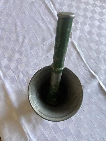 Yaşıl rəngli metal havan və həvəngdəstə. Qədimi — 2